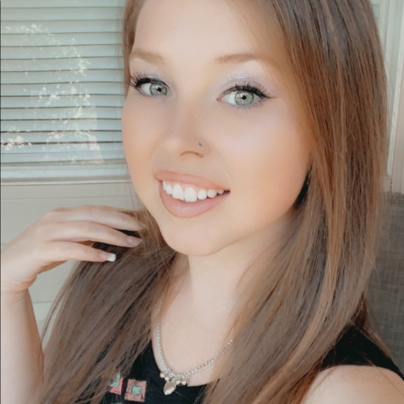 COPY - Meet your Posher, Cassie - Picture 4 of 5